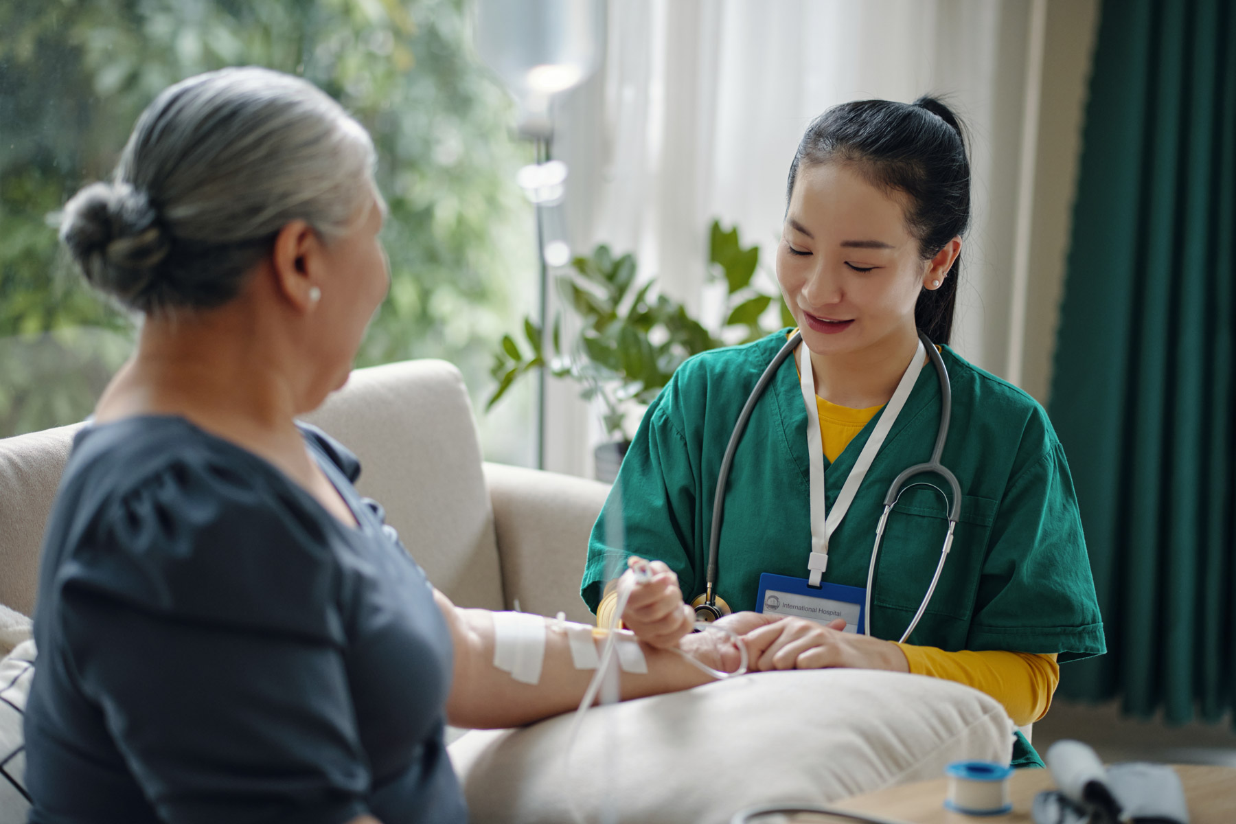 home-infusion-nurse-starting-iv-therapy